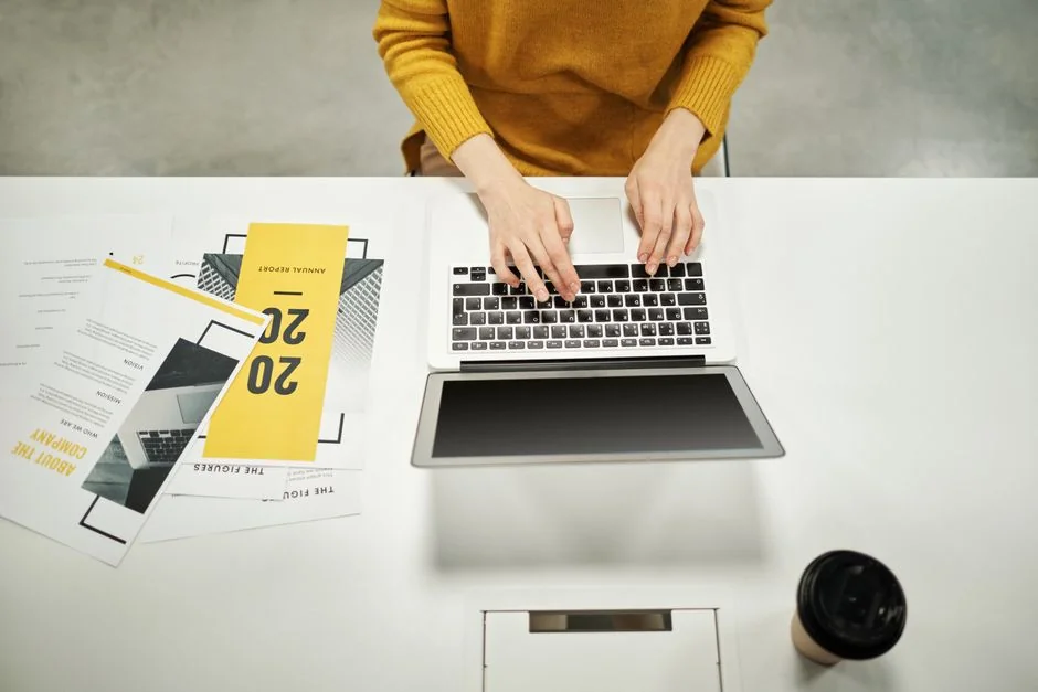 Une maquette de site web affichée sur l’écran d’un MacBook posé sur un bureau de bureau.